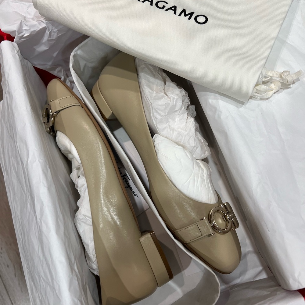 Salvatore Ferragamo Women's Beige Flats with Silver Accents - Picture 5 of 6